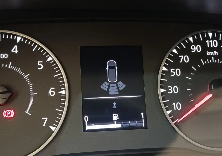 Gros plan sur le tableau de bord du Renault Express blanc, affichant le compteur de vitesse et le témoin de stationnement actif.