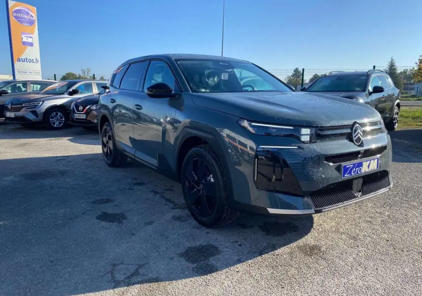 Citroën C5 Aircross vert en 3/4 avant droit, avec calandre noire brillante et jantes alliage noires.