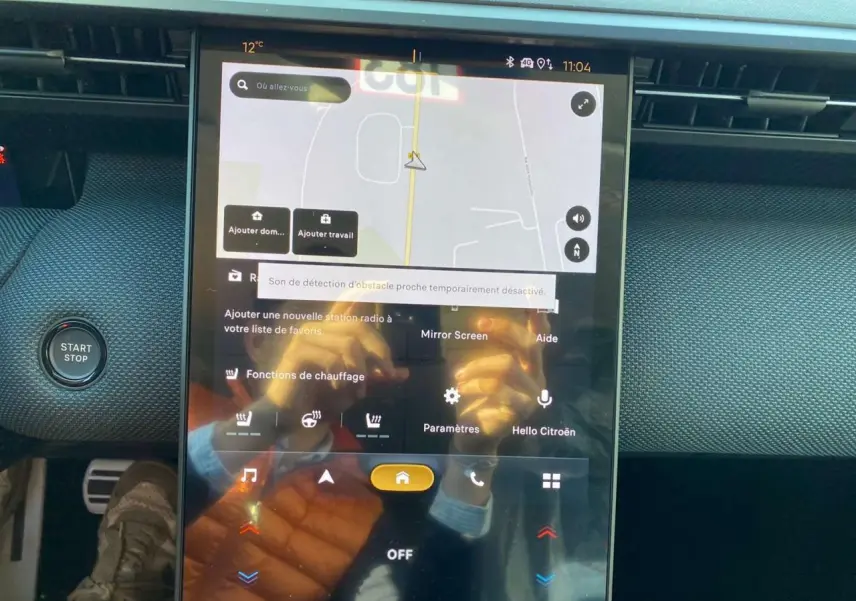 Écran tactile central du tableau de bord du Citroën C5 Aircross 2026 avec interface de navigation et commandes de chauffage.