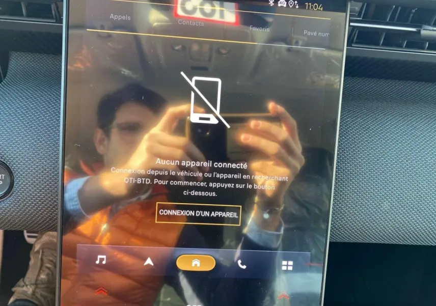 Écran tactile central du Citroën C5 Aircross 2026, affichant la connexion Bluetooth, avec reflet d'une personne prenant la photo.