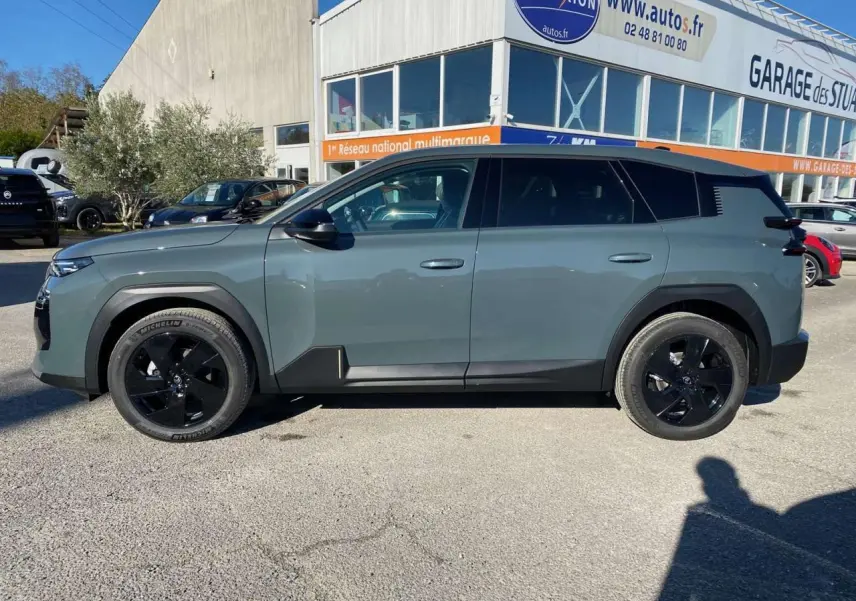 Vue de profil côté gauche d'un Citroën C5 Aircross vert métallisé avec jantes noires en alliage de 19 pouces.