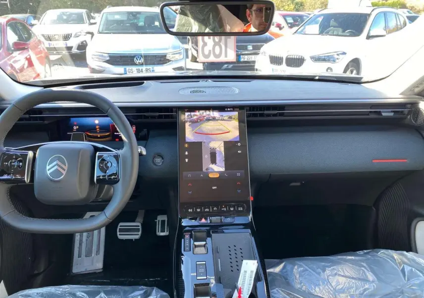Vue intérieure avant du Citroën C5 Aircross 2026, tableau de bord noir avec écran tactile central et volant multifonction.