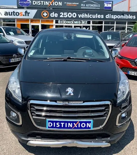 Vue avant d'un Peugeot 3008 noir 2014, version 1.6 HDI115 Allure, avec calandre chromée et plaque Distinxion visible.