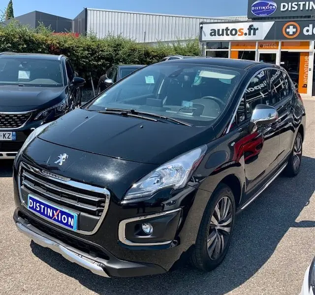 Peugeot 3008 noir vue 3/4 avant droit, finition Allure, avec calandre chromée et jantes alliage distinctives.