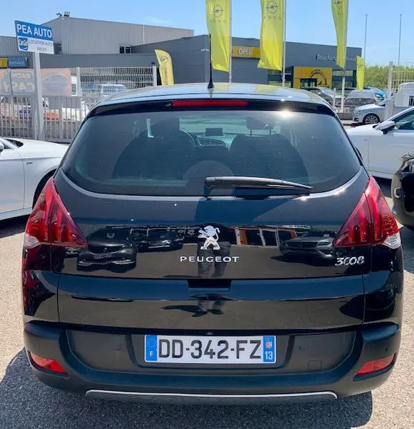 Vue arrière d'un Peugeot 3008 noir 2014, version 1.6 HDI115 Allure, avec logo et plaque d'immatriculation française visible.