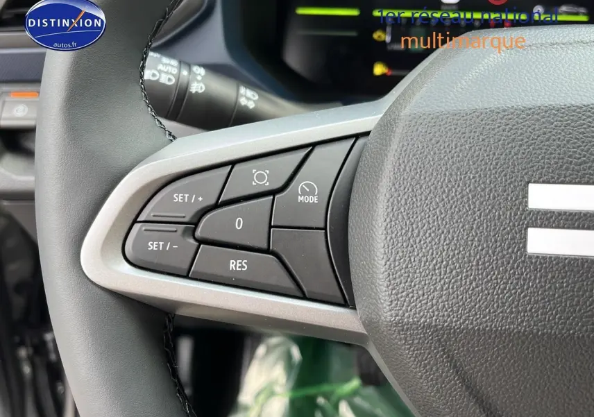 Gros plan sur les commandes multifonctions côté gauche du volant du Dacia Duster 2025 gris schiste.