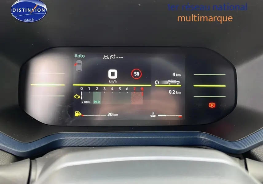 Tableau de bord numérique du Dacia Duster 2025, affichage multifonction avec fond bleu denim visible autour.