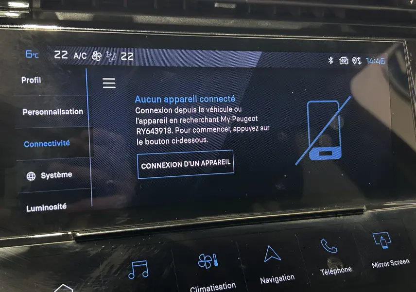 Écran tactile central de la Peugeot 308 rouge 2024 montrant le menu de connexion d'appareil sans fil.