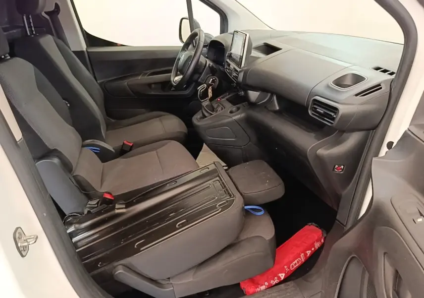 Vue intérieure côté conducteur du Citroën Berlingo blanc 2020, montrant les sièges et le tableau de bord avec écran tactile.