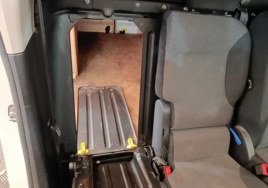 Vue intérieure côté droit du Citroën Berlingo blanc 2020, montrant la cloison pleine et siège passager rabattable.