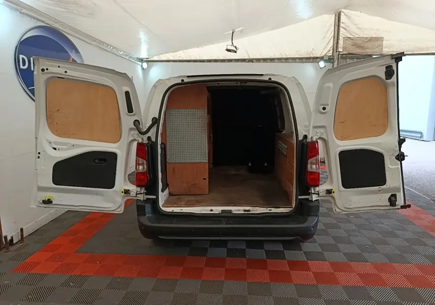 Vue arrière d'un Citroën Berlingo XL blanc 2020 avec portes arrière ouvertes et aménagement bois dans le coffre.