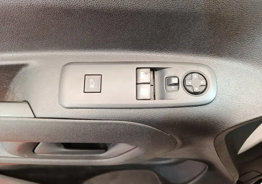 Gros plan sur les commandes de réglage des rétroviseurs électriques côté conducteur du Citroën Berlingo XL blanc 2020.