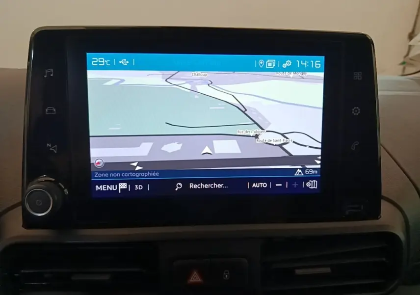Écran tactile central du tableau de bord du Citroën Berlingo XL 2020 affichant la navigation GPS.