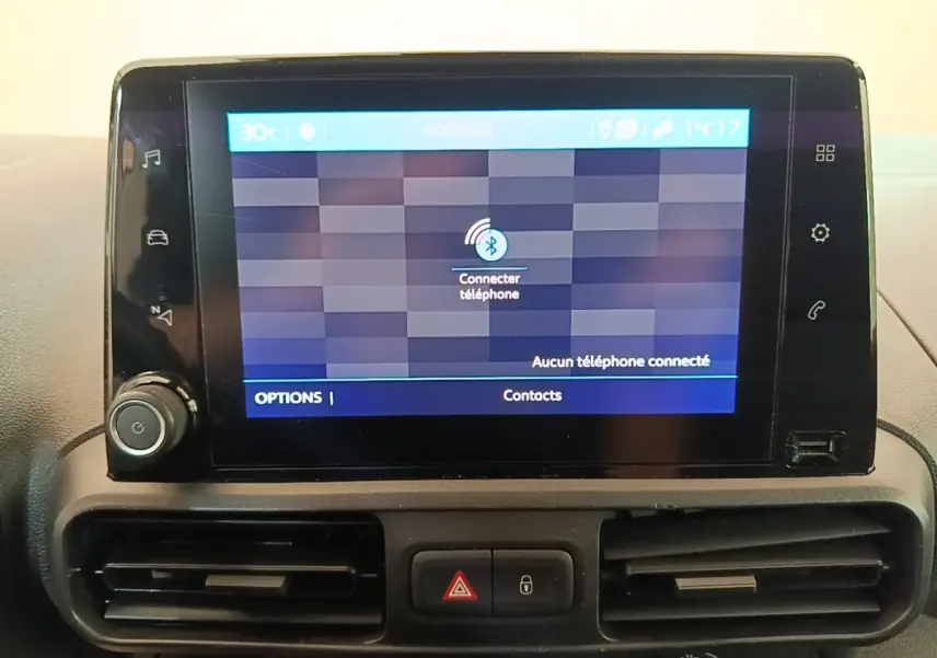 Écran tactile central du tableau de bord du Citroën Berlingo XL blanc, affichant la connexion Bluetooth.