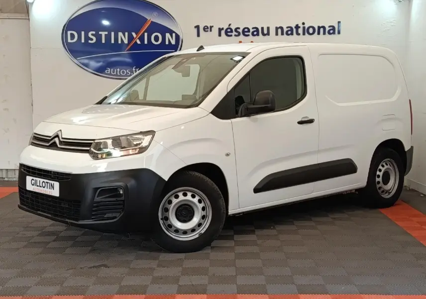 Vue 3/4 avant droite d’un Citroën Berlingo blanc utilitaire avec pare-chocs noirs et jantes acier simples.