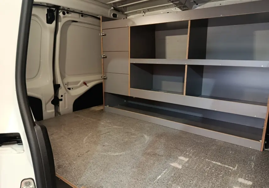 Vue intérieure arrière du Citroën Berlingo blanc 2020 avec aménagements de rangement en bois gris.