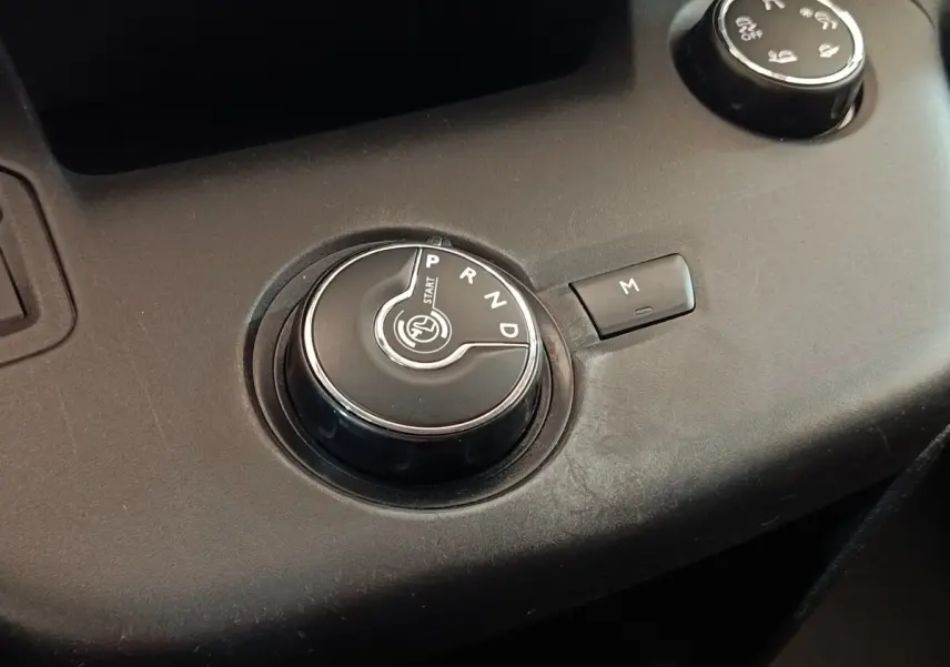 Gros plan sur la molette de sélection de la boîte automatique du Citroën Berlingo blanc, version PureTech 130.