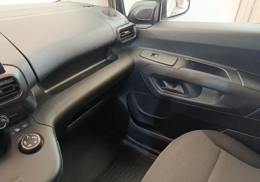 Vue intérieure côté passager du tableau de bord et de la porte noire du Citroën Berlingo M 1000kg 2020.
