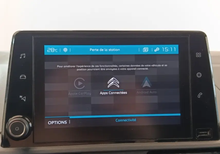 Écran tactile central du tableau de bord du Citroën Berlingo blanc, affichant les options de connectivité.