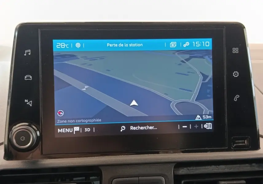 Écran tactile de navigation 8 pouces du Citroën Berlingo blanc, vue intérieure centrée sur le tableau de bord.