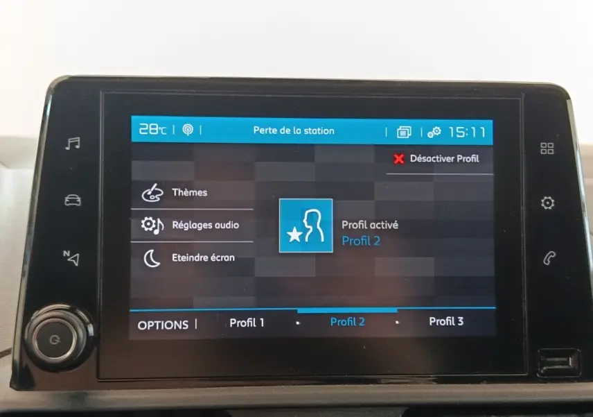 Écran tactile central du tableau de bord du Citroën Berlingo blanc, affichant le menu des profils utilisateur.