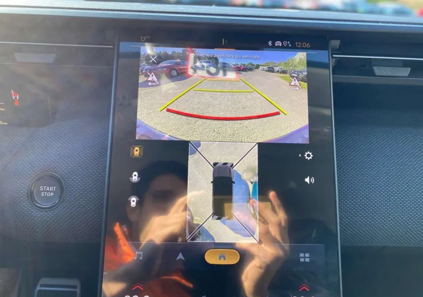 Écran tactile intérieur montrant la caméra de recul et la vue 360° du Citroën C5 Aircross noir, tableau de bord moderne.