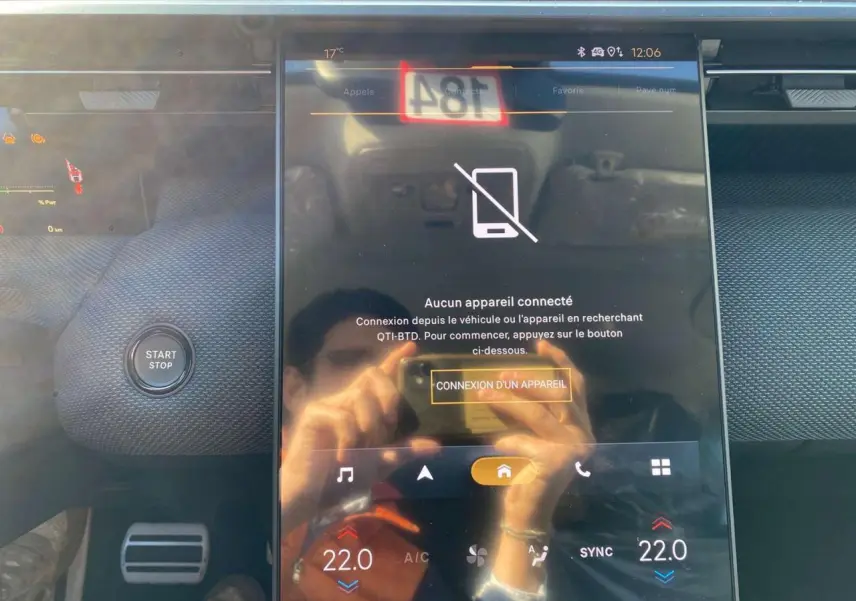 Écran tactile central du tableau de bord du Citroën C5 Aircross 2026 avec affichage de la connexion smartphone, vue intérieure.