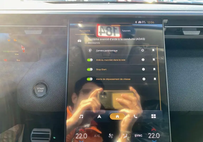 Vue intérieure centrée sur l'écran tactile du système d'aide à la conduite du Citroën C5 Aircross 2026, tableau de bord noir.