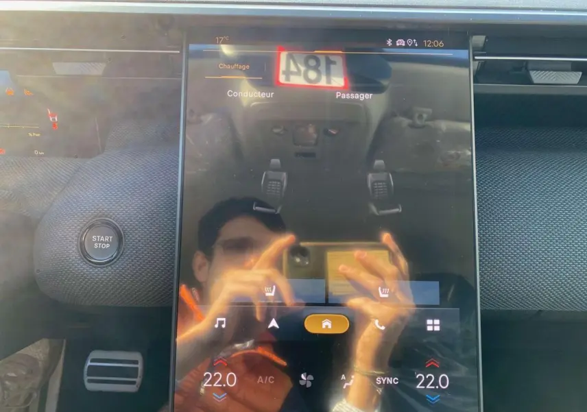 Vue rapprochée de l’écran tactile central du Citroën C5 Aircross noir, affichant les commandes de climatisation et sièges chauffants.