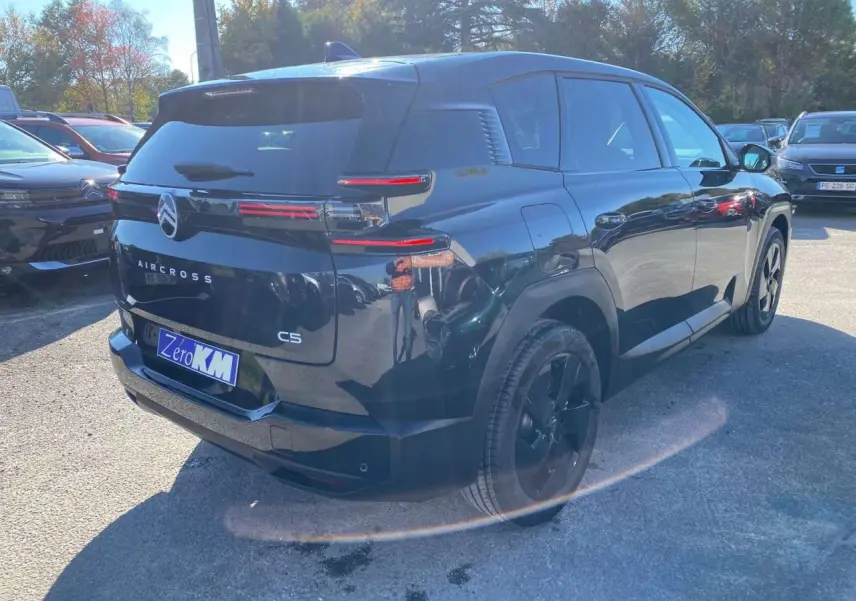 Vue 3/4 arrière droite d'un Citroën C5 Aircross noir brillant avec jantes alliage noires et feux arrière LED distinctifs.