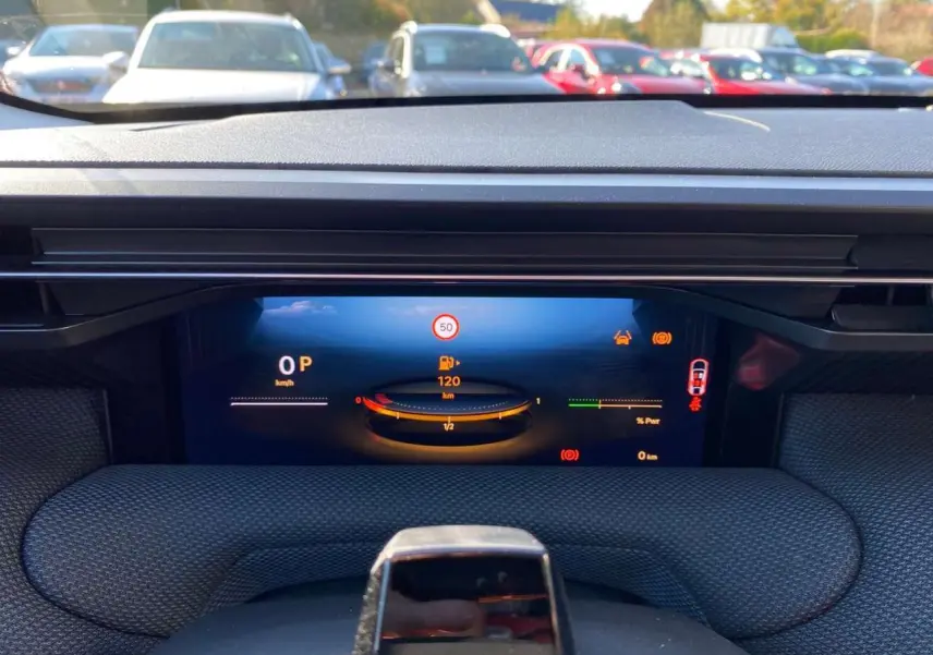 Tableau de bord numérique du Citroën C5 Aircross noir, vue frontale centrée sur l’affichage du compteur et levier de vitesse.