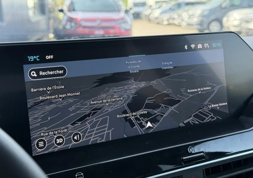 Écran tactile central affichant la navigation 3D dans l'habitacle d'une Citroën C4 X Noir Perla, vue avant intérieure.