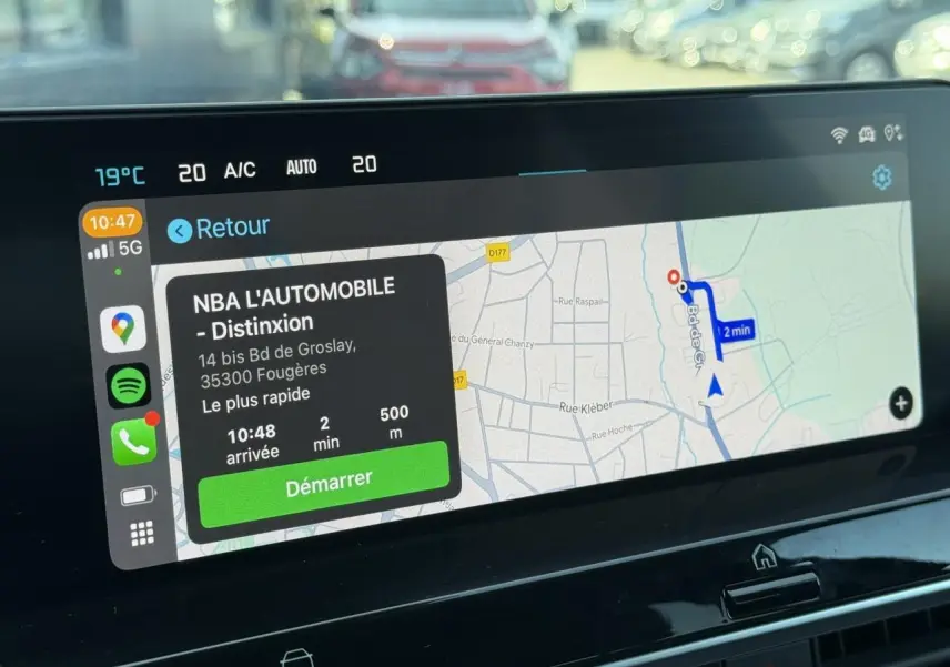Écran tactile central de la Citroën C4 X 2024 affichant la navigation avec interface Apple CarPlay.