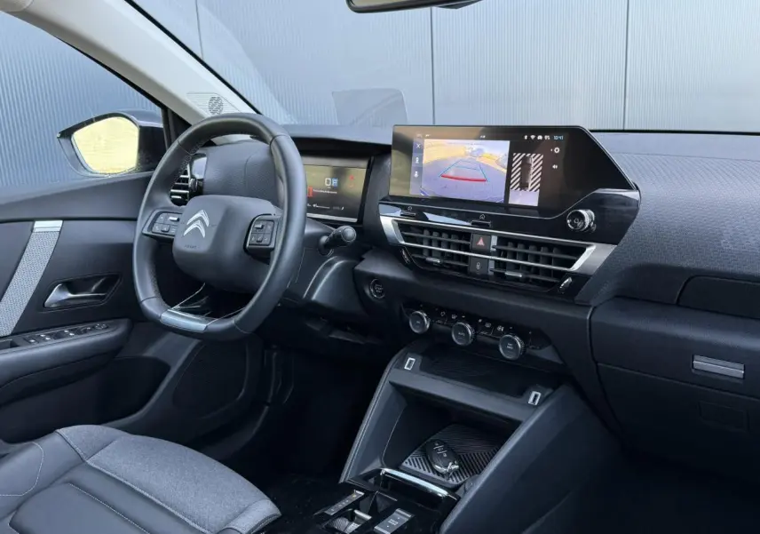 Intérieur avant droit de la Citroën C4 X 2024 noir Perla, avec écran tactile affichant la caméra de recul.