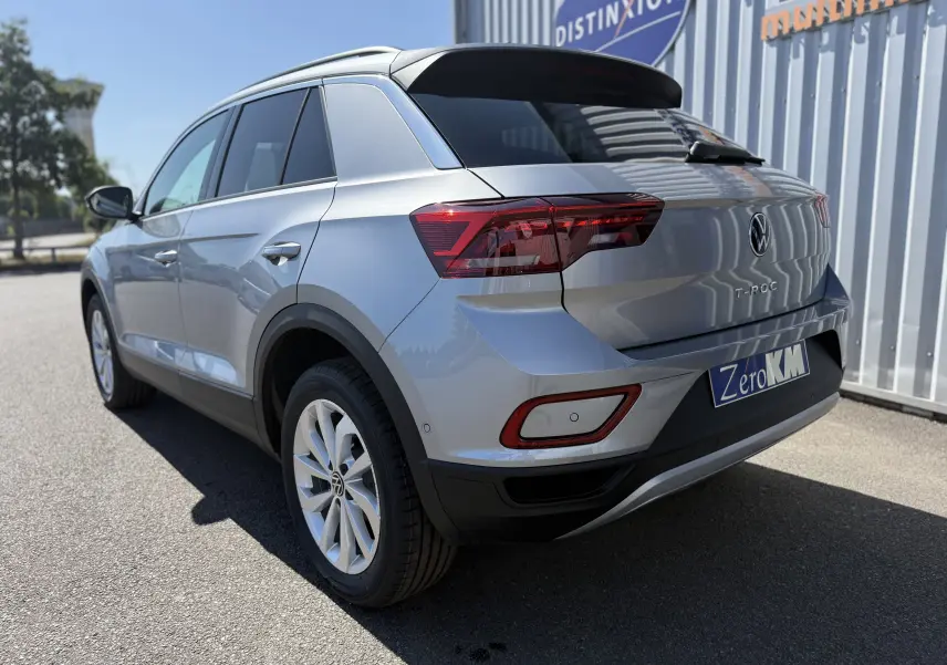Vue 3/4 arrière droite d'un Volkswagen T-Roc gris pyrite 2025 avec feux LED et jantes alliage 17 pouces.