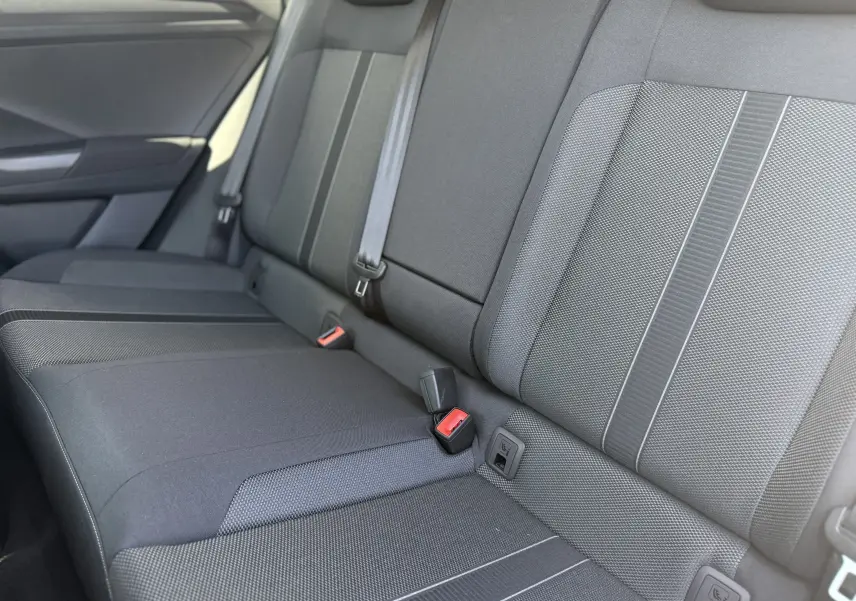 Vue rapprochée des sièges arrière gris foncé du Volkswagen T-Roc 1.5 TSI 150 DSG7 avec ceintures et fixations ISOFIX visibles.