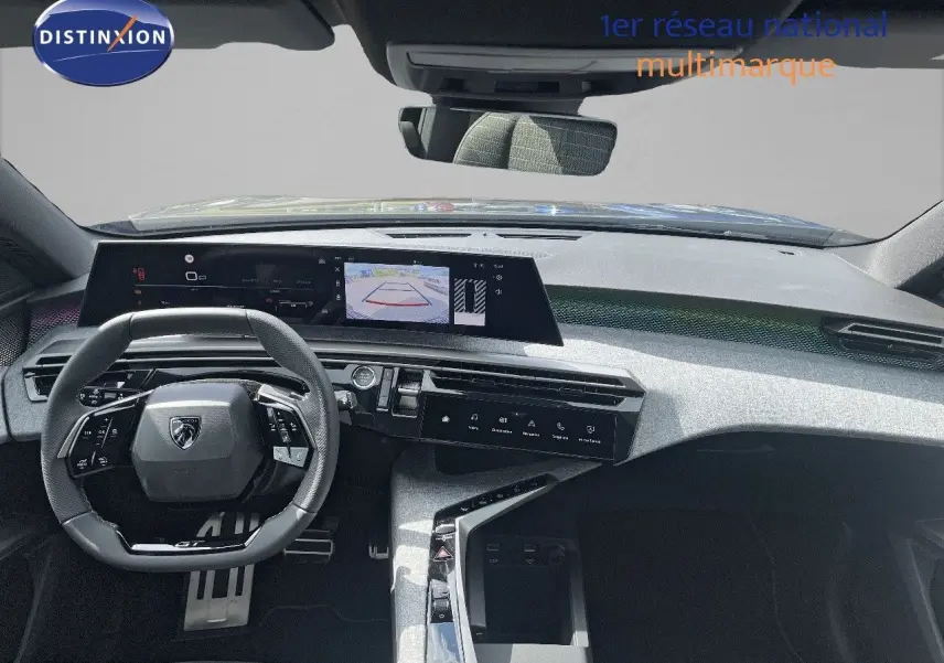 Intérieur du Peugeot 5008 Hybrid 2025 vu de face, tableau de bord moderne avec écran tactile et volant compact noir.