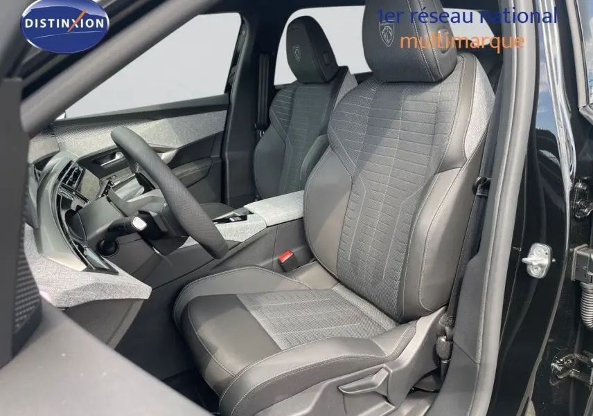 Intérieur du Peugeot 5008 Hybrid 136ch GT 2025, vue côté conducteur avec sièges en cuir noir et tissu gris.