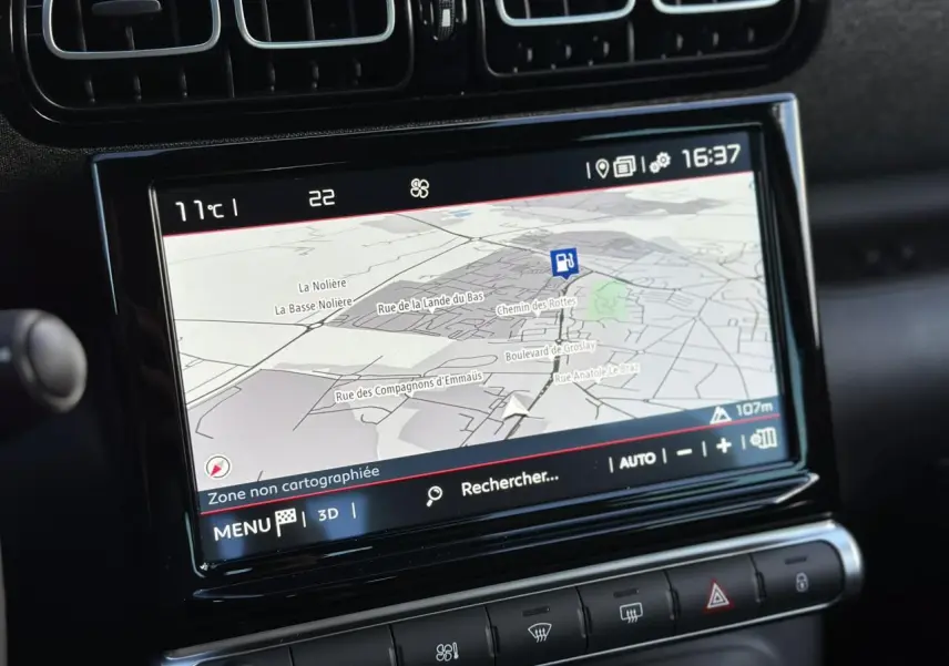 Écran tactile GPS central de la Citroën C3 Aircross 2024, affichant une carte en mode 3D, intérieur noir.