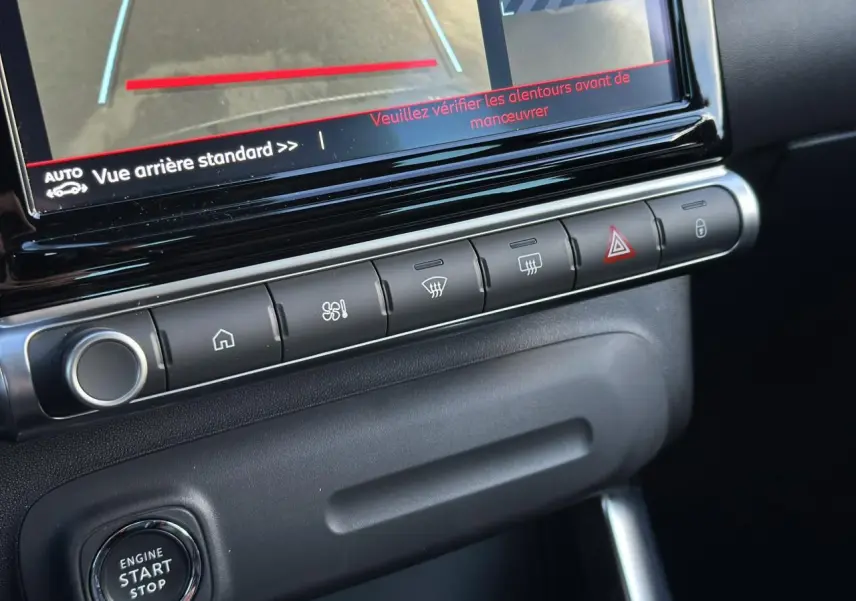 Gros plan sur la console centrale de la Citroën C3 Aircross 2024 avec écran tactile affichant la caméra de recul.