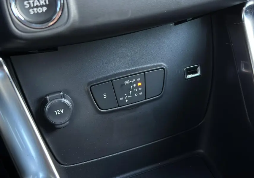 Vue rapprochée de la console centrale de la Citroën C3 Aircross 2024, bouton start/stop visible, finition noire.