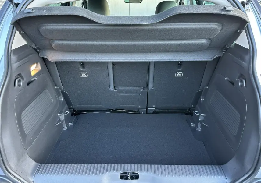 Coffre ouvert du Citroën C3 Aircross gris Artense, montrant la banquette arrière coulissante et le plancher modulable.