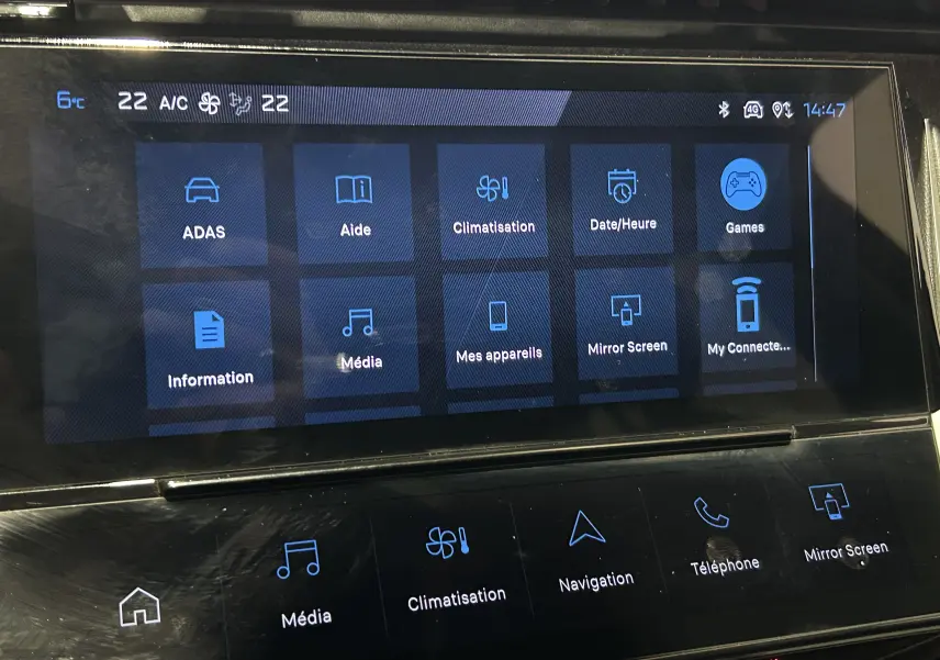 Écran tactile intérieur de la Peugeot 308 2024 affichant les menus de climatisation, navigation et connectivité.