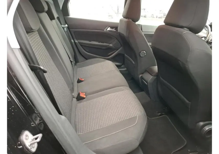 Vue intérieure côté gauche montrant la banquette arrière en tissu gris et noir du Peugeot 308 SW noir de 2021.