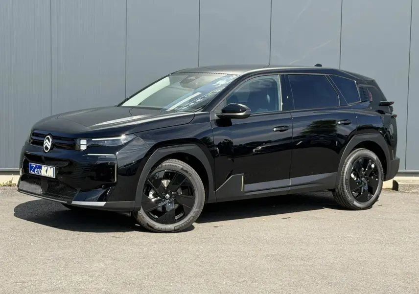 Vue 3/4 avant droite du Citroën C5 Aircross noir Perla avec jantes alliage noires et calandre moderne.