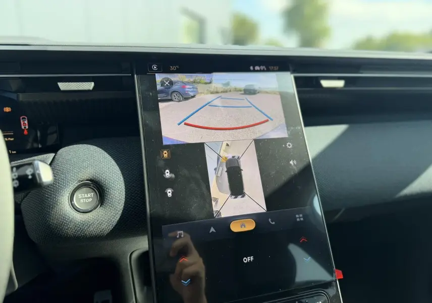 Vue intérieure du tableau de bord du Citroën C5 Aircross noir, écran tactile affichant la caméra 360° en marche arrière.