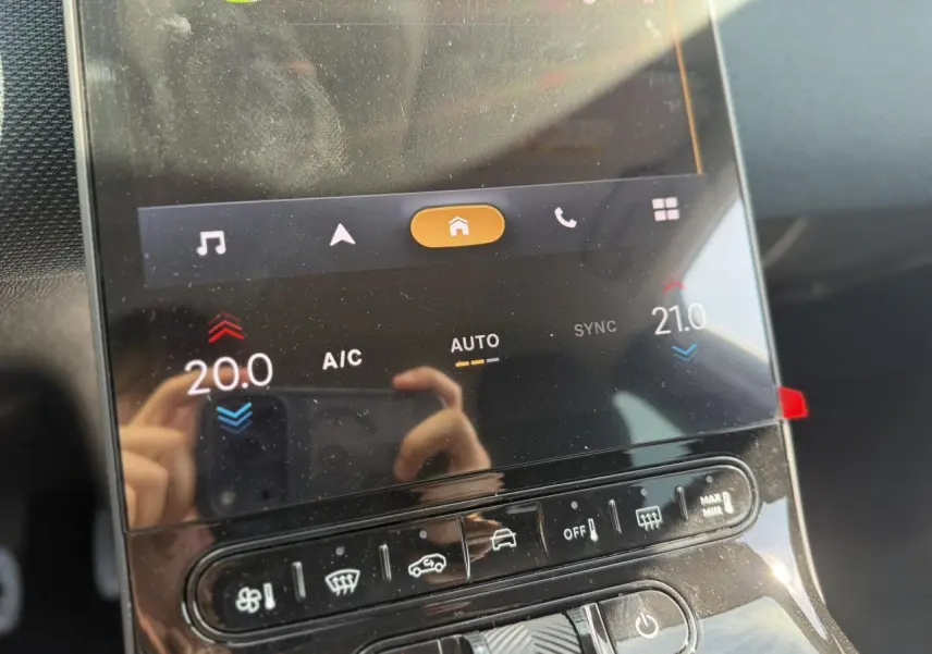 Gros plan sur l’écran tactile central et les commandes de climatisation du Citroën C5 Aircross Noir Perla.