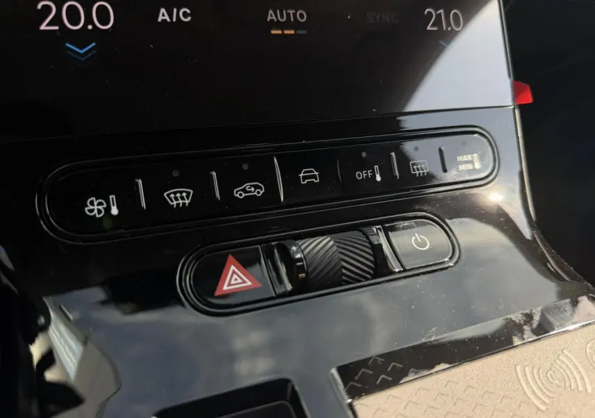 Gros plan sur la console centrale noire brillante du Citroën C5 Aircross 2026 avec commandes climatisation et bouton hazard.