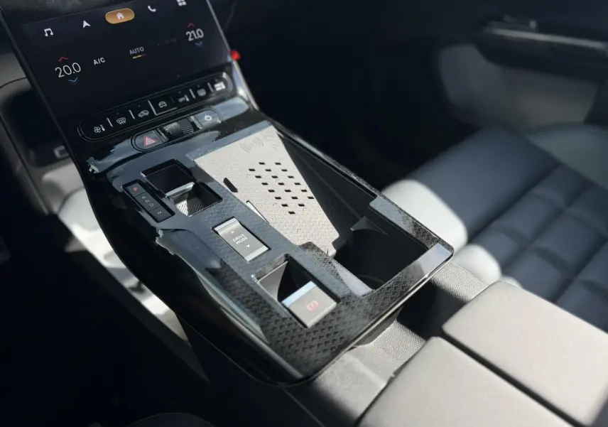 Vue rapprochée de la console centrale noire brillante du Citroën C5 Aircross 2026 avec écran tactile et commandes modernes.