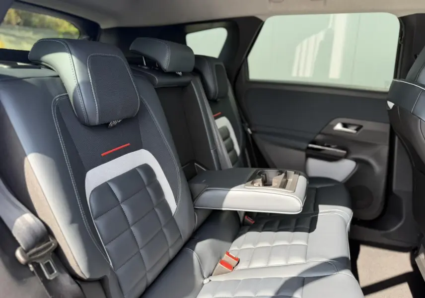 Vue intérieure côté droit des sièges arrière en cuir noir et gris du Citroën C5 Aircross 2026 avec accoudoir central déployé.